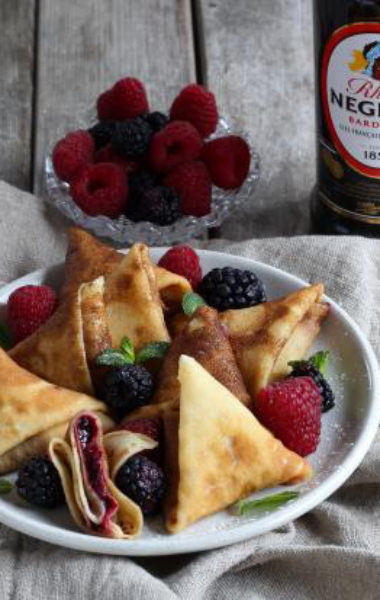 Samoussas de crêpes au rhum et compotée de fruits rouges