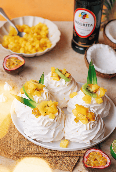 Pavlova aux fruits exotiques et au rhum