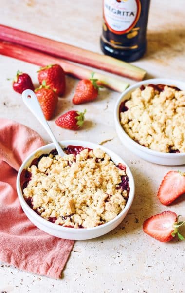 Un crumble fraise-rhubarbe et rhum NEGRITA