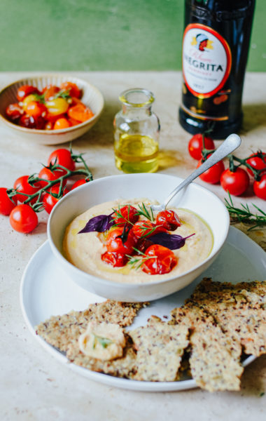 Les dips feta, tomates cerises rôties et miel au rhum Negrita